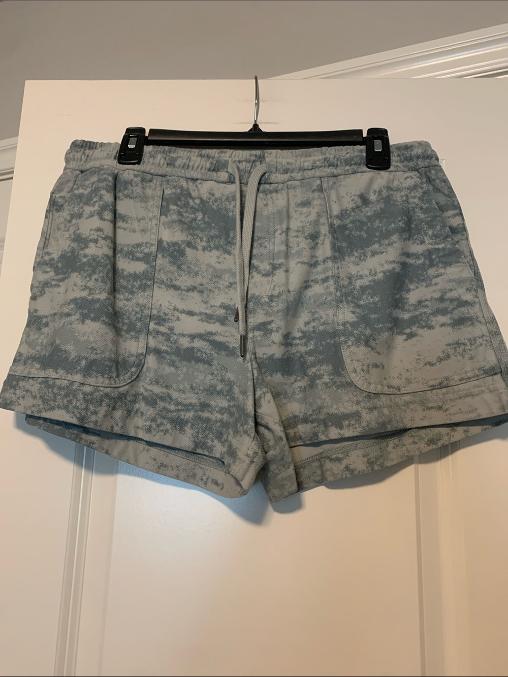 Athleta Sage Green Farallon Shorts, Sz L
Excellent Condition